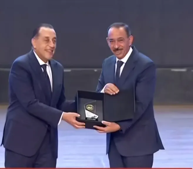 محافظ سوهاج يتسلم جائزة المركز الأول في مبادرتي ”شتاء رقمي” و”كن مستعدًا”.. والتعليم بالمحافظة بين أفضل 10 على مستوى الجمهورية