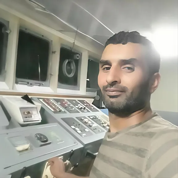 خال البحار سامح عبد العظيم: أخفينا عن والدته خبر احتجازه ضمن طاقم السفينة
