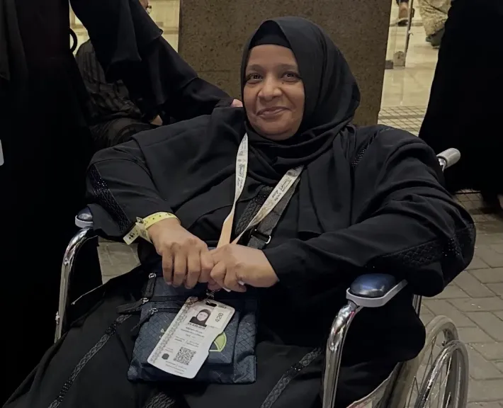 على كرسي متحرك.. الحاجة نجاح حافظ تصل بيت الله الحرام لتحقيق أمنية العم