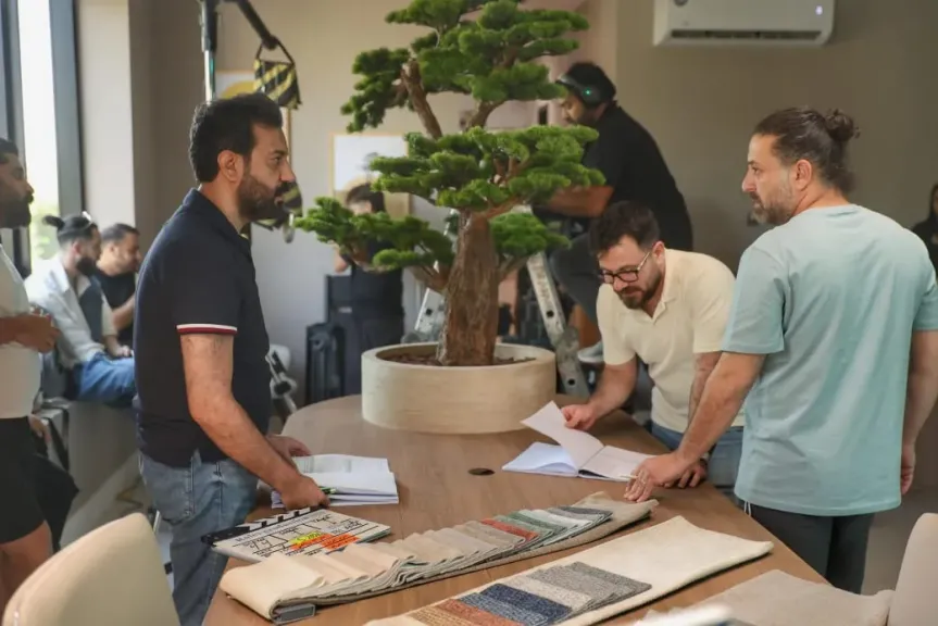 بالصور.. طلال مارديني وغنوة محمود يجتمعان في «حريم ناصر»… كوميديا عربية تُصوَّر في العين