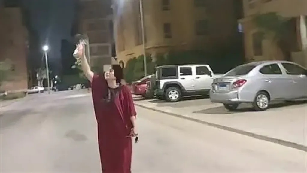 انتشار فيديو لسيدة تقوم بتسميم الكلاب في كمبوند شهير.. ما القصة ؟