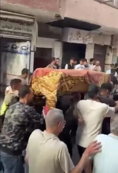 الناس بتجري في الجنازة.. المئات يشيعون نعش ”إبراهيم” ضحية الغدر ببنها