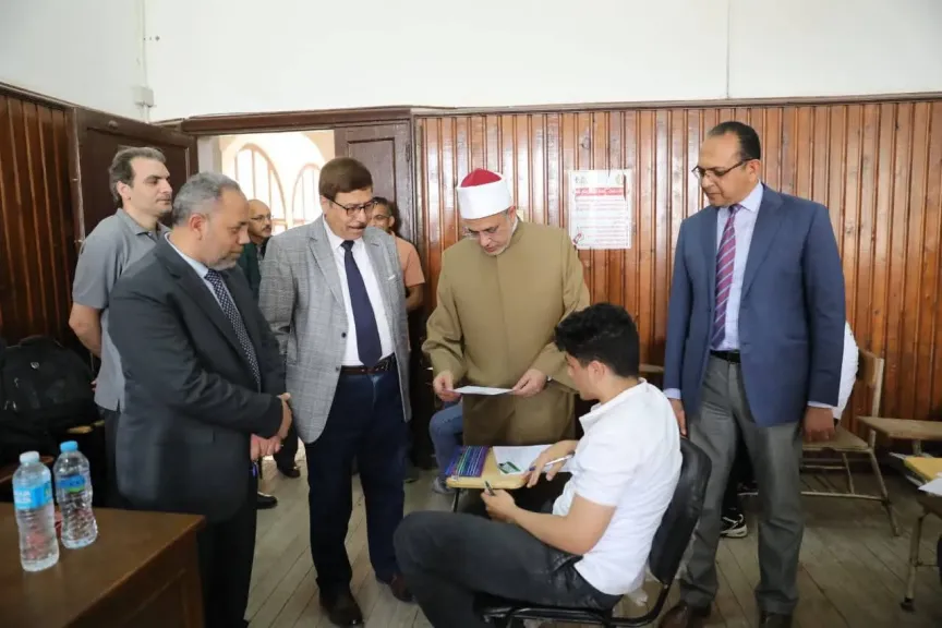 رئيس جامعة الأزهر يتابع سير الامتحانات بكليتي اللغات والترجمة والإعلام للبنين