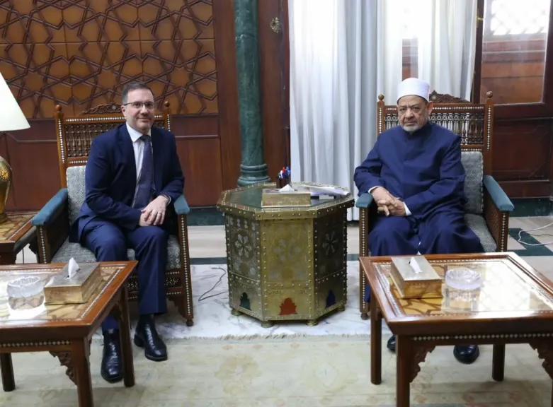 شيخ الأزهر يستقبل السفير البريطاني بالقاهرة ويبحثان سبل تعزيز التعاون المشترك