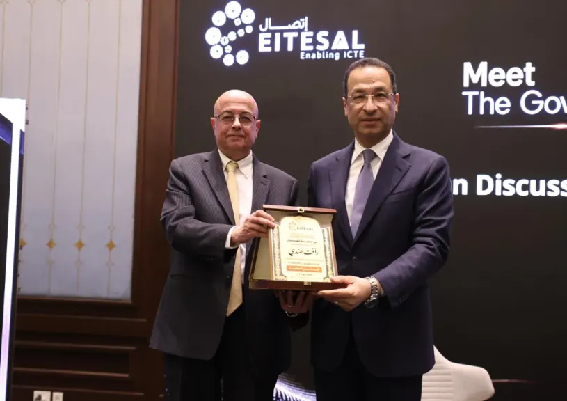 وزير الإتصالات يستعرض خطة الوزارة للتحول الرقمي والذكاء الإصطناعي في لقاء مع الحكومة