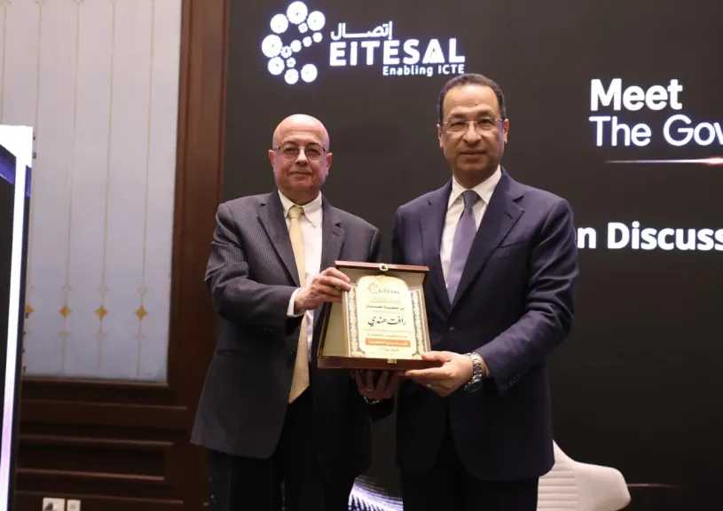 وزير الإتصالات يستعرض خطة الوزارة للتحول الرقمي والذكاء الإصطناعي في لقاء مع الحكومة