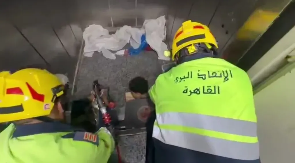 تم نقله المستشفى لإسعافه.. اصطدام كابينة مصعد عقار برأس طفل فى بولاق الدكرور