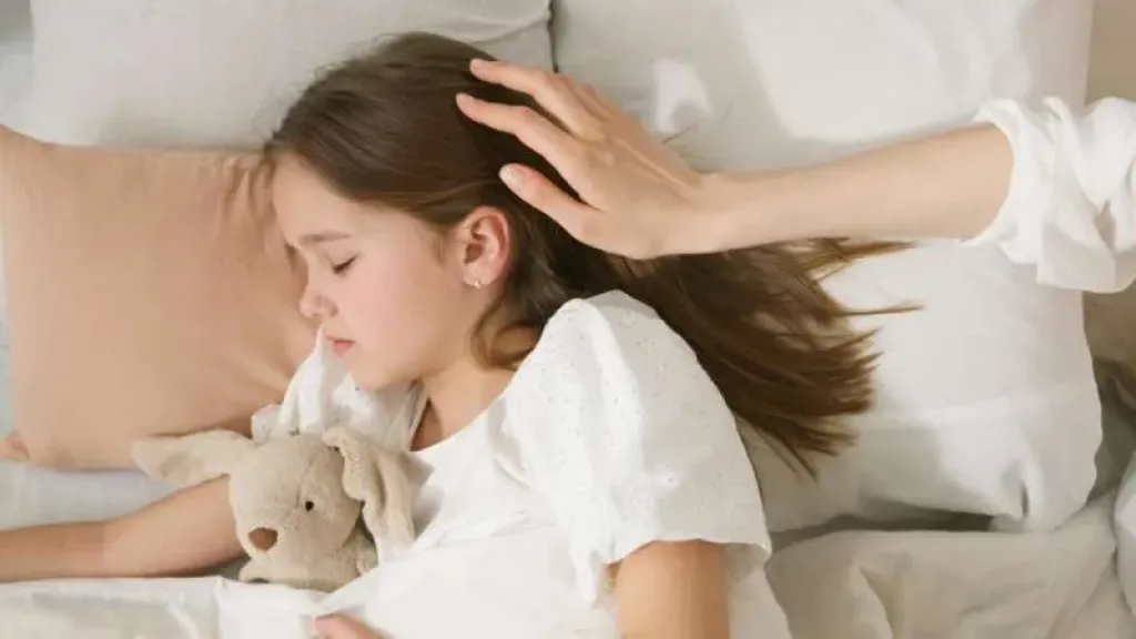 ليس الطعام وحده.. العلماء يكتشفون سببًا نفسيًا وراء آلام المعدة عند الأطفال