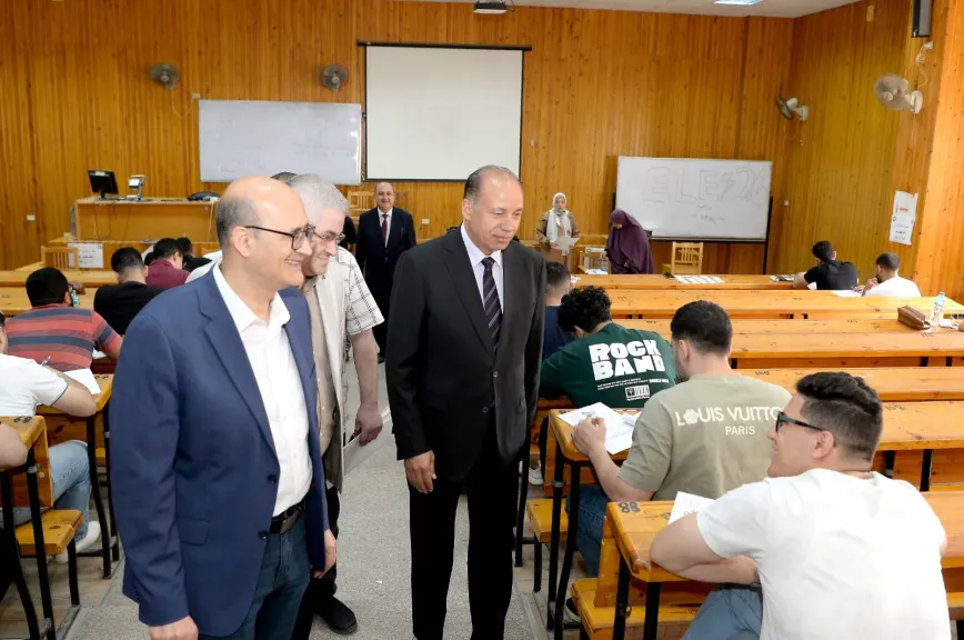 رئيس جامعة المنصورة يتفقد لجان الامتحانات بكليتي الهندسة وطب الأسنان
