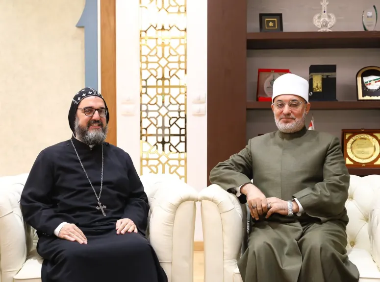 مفتي الجمهورية يستقبل كاهن الكنيسة السريانية مهنئًا بعيد الأضحى في أجواء ودية