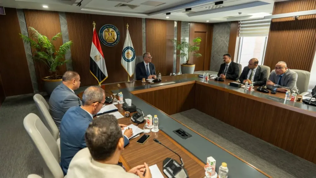 وزير البترول والثروة المعدنية يلتقي كوادر التعدين المرشحة لبرامج تدريبية متقدمة بأكبر الجامعات الأسترالية