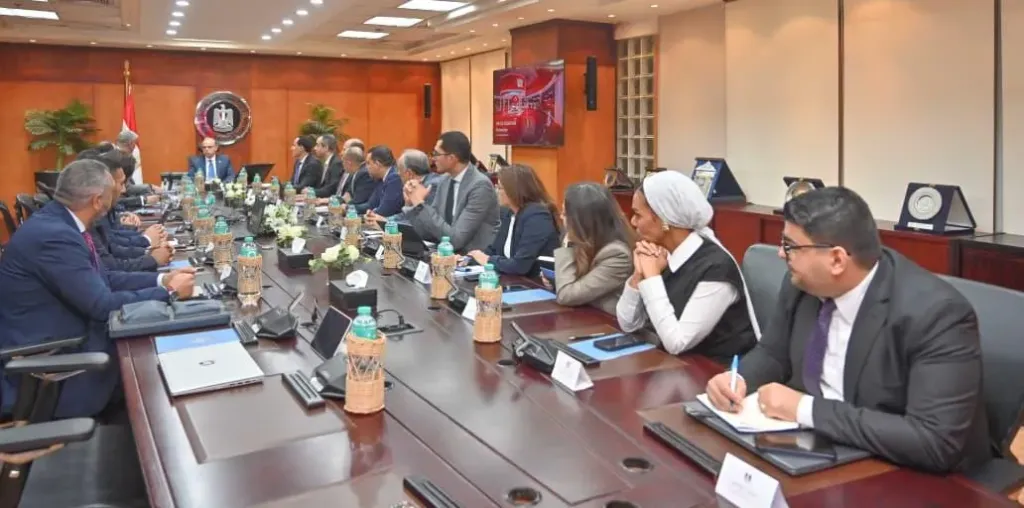 وزير الاستثمار يبحث مع قيادات ڤودافون تسريع التحول الرقمي