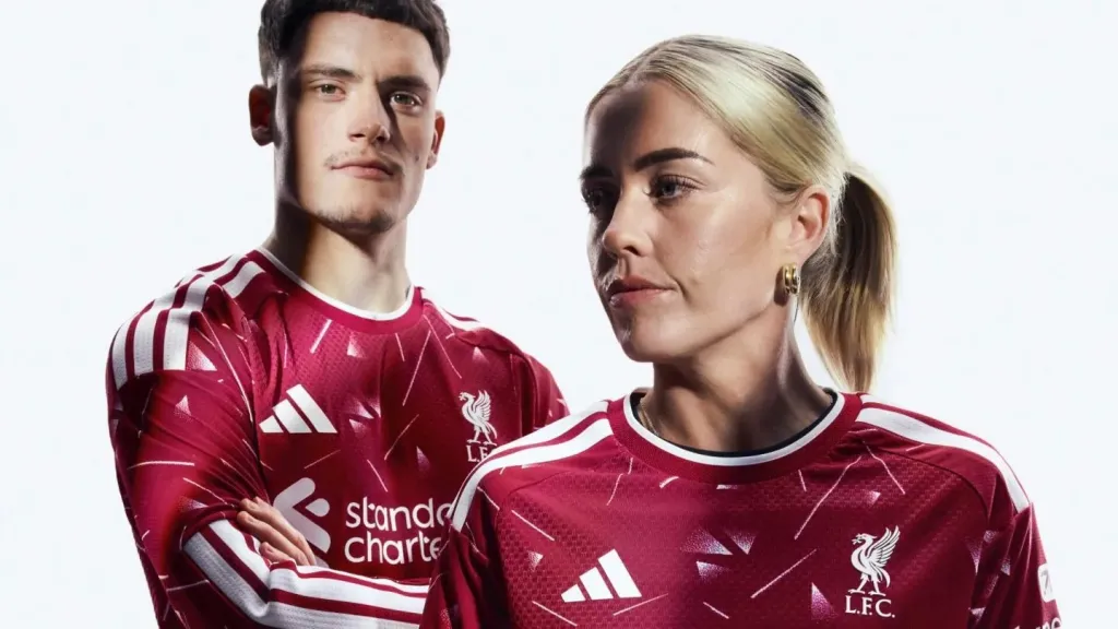 بدون محمد صلاح.. ليفربول يكشف قميصه الجديد لموسم 2026-2027
