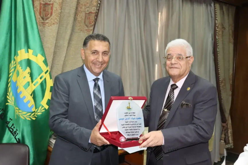 تقديراً لمسيرة العطاء.. محافظ القليوبية يكرم رئيس مدينة شبرا الخيمة لبلوغة المعاش