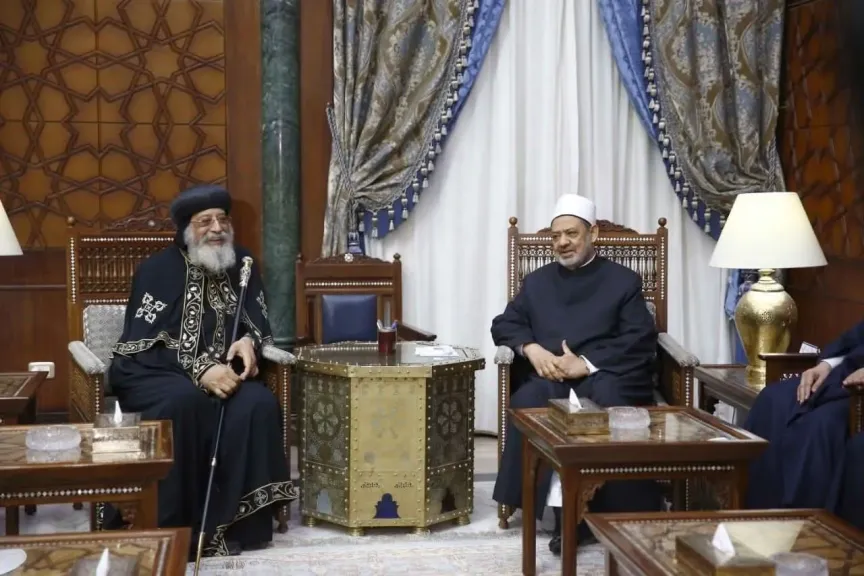 شيخ الأزهر يتلقى اتصالًا هاتفيًّا من قداسة البابا تواضروس للتهنئة بقرب حلول عيد الأضحى المبارك