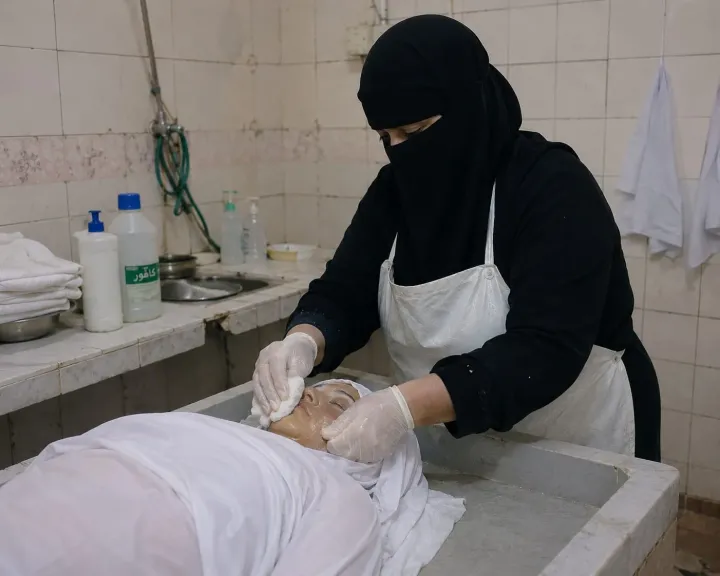 ”أم حمزة” امرأة عاشت 11 عام في حضرة الموتى.. حكايات وكواليس اللحظات الأخيرة قبل غلق الكفن