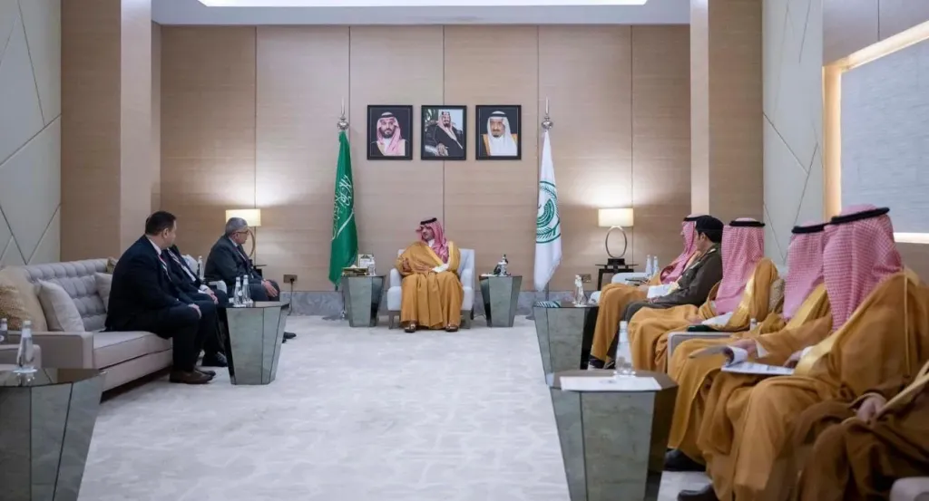 الأمير عبدالعزيز بن سعود رئيس لجنة الحج العليا يستقبل رئيس مكتب شؤون الحجاج  اللواء أشرف عبد المعطي