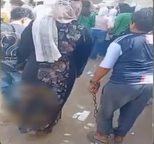 بين التربية والقسوة.. ضبط سيدة قيدت نجلها بسلسلة حديدية بشبرا الخيمة