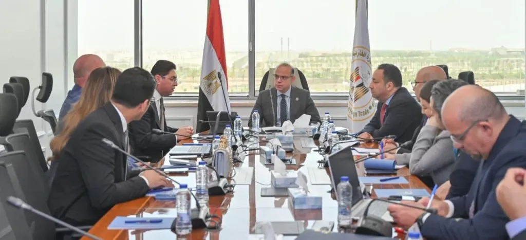 وزير الاستثمار يبحث مع رجل الأعمال الأمريكي لورانس ميسيك فرص إقامة مشروعات استثمارية في قطاعي الدواء والذهب