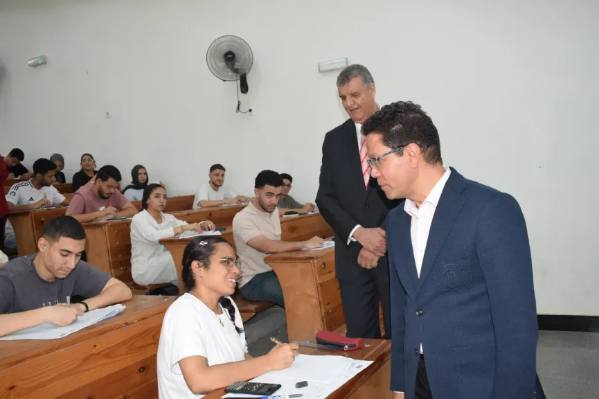 رئيس جامعة بنها يتفقد الإمتحانات 
