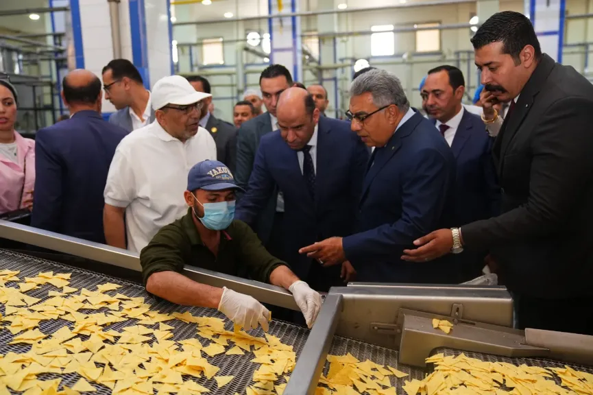 وسط صوت ”المكن الداير” بالمنطقة الصناعية بجمصة..وزير العمل ومحافظ الدقهلية يتفقدان عددًا من المصانع