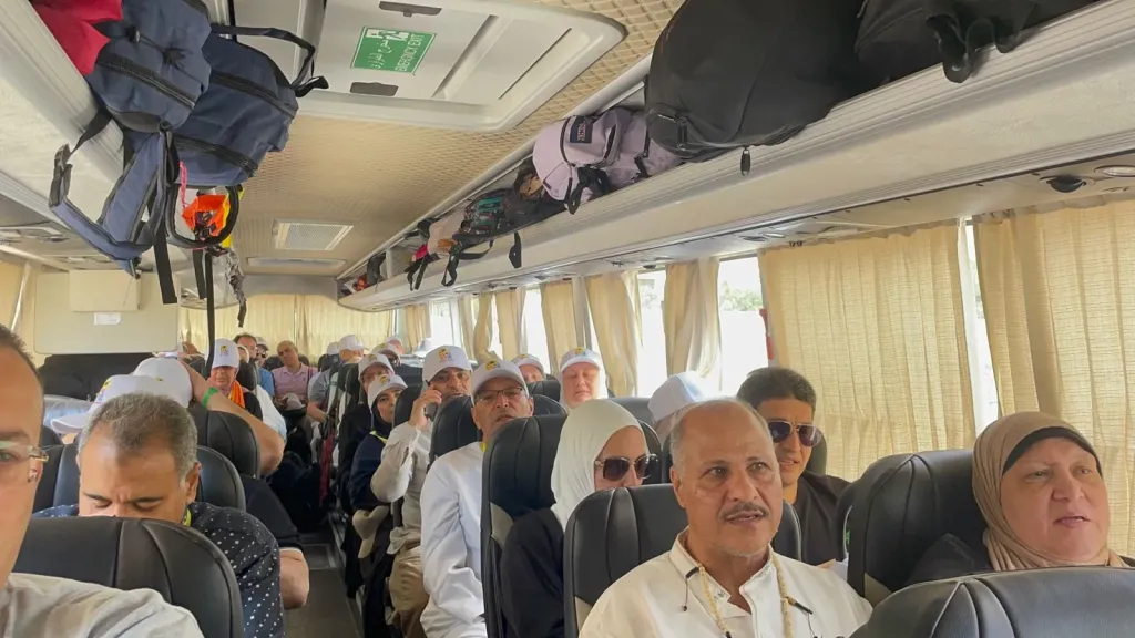 ”توديع بالورود والأدعية والزغاريد”.. أخر أفواج الحجاج تغادر الإسكندرية لزيارة البيت الحرام