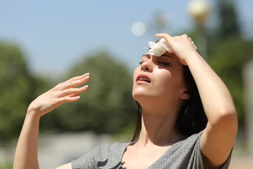 مع ارتفاع الحرارة.. حيل بسيطة للحفاظ على ثبات المكياج