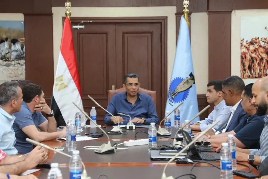 محافظ البحر الأحمر يناقش آليات غلق البحر وقت سوء الأحوال الجوية
