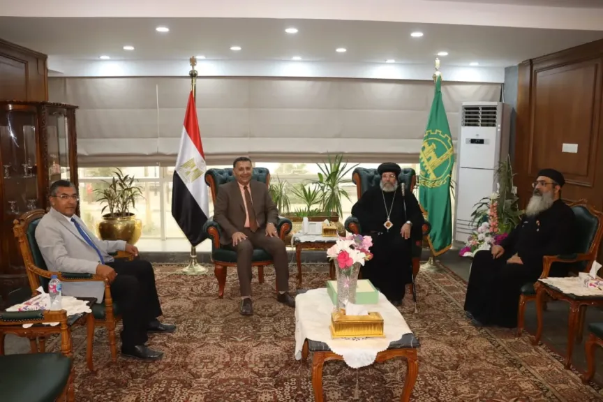 في أجواء تسودها المحبة.. الأنبا صليب يهنئ محافظ القليوبية بعيد الأضحى المبارك