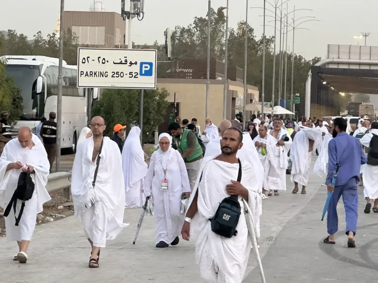 من جبل الرحمة بعرفات.. حجاج القرعة يشيدون بالتنظيم  وسهولة التنقل بين المشاعر المفدسة