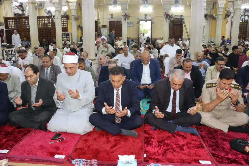 محافظ القليوبية يؤدي صلاة عيد الأضحي 