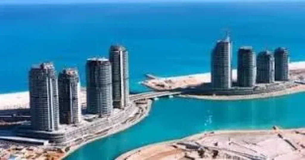 اعمال تطوير واسعة تشمل رفع كفاءة الطرق والأرصفة بمدينة العلمين الجديدة