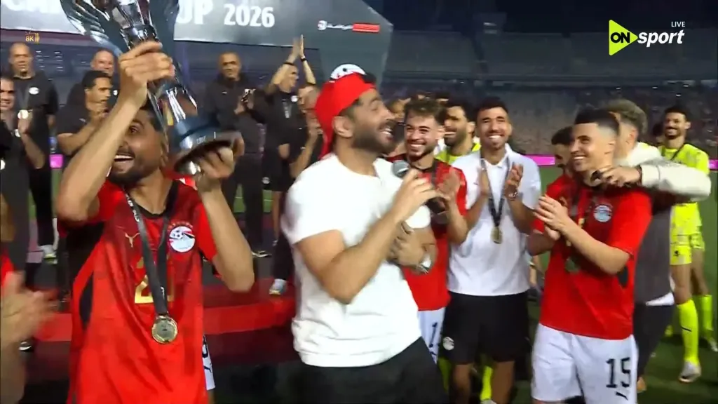 بصحبة أسرته..  تامر حسنى يحيي حفل مباراة منتخب مصر وروسيا في ستاد القاهرة