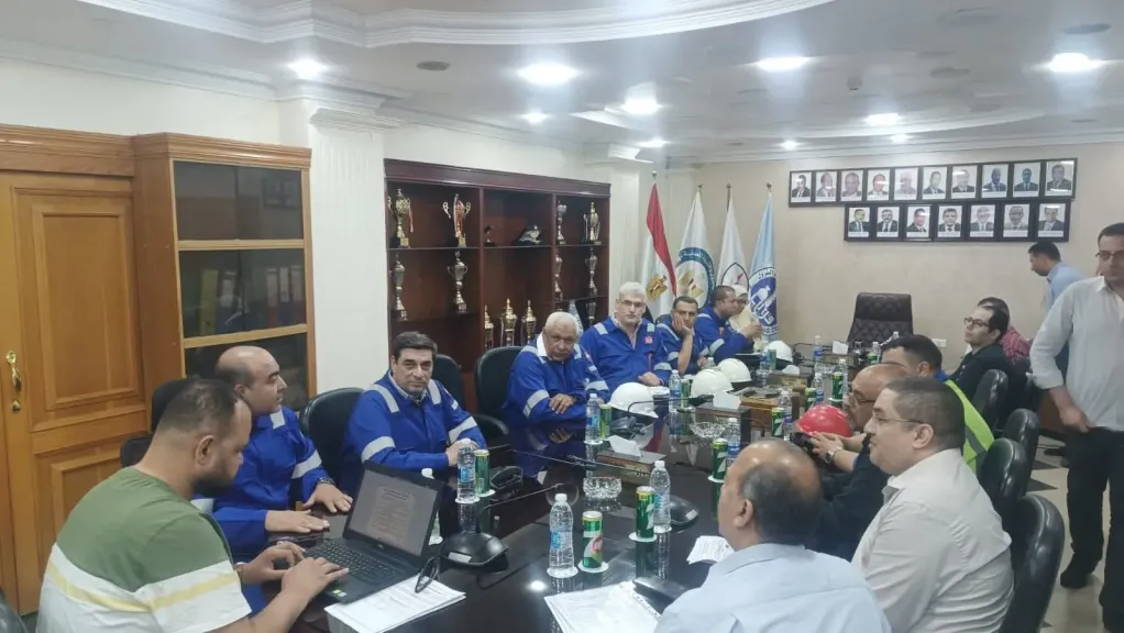 نائب رئيس  الهيئه العامة للتكرير والتصنيع مع كوادر القاهرة لتكرير البترول لمتابعة سير العمل خلال عيد الأضحى المبارك