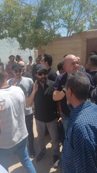 الفنان أحمد حلمي أثتاء استقباله عزاء والدته