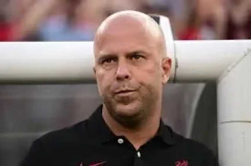 بعد عام من التتويج.. ليفربول يقيل سلوت.. وهذا المدرب الأقرب لخلافته