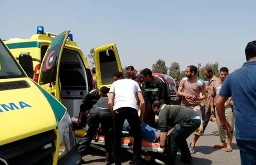 إصابة 14 شخصًا في انقلاب ميكروباص بطريق القاهرة - أسيوط الصحراوي الغربي بالفيوم