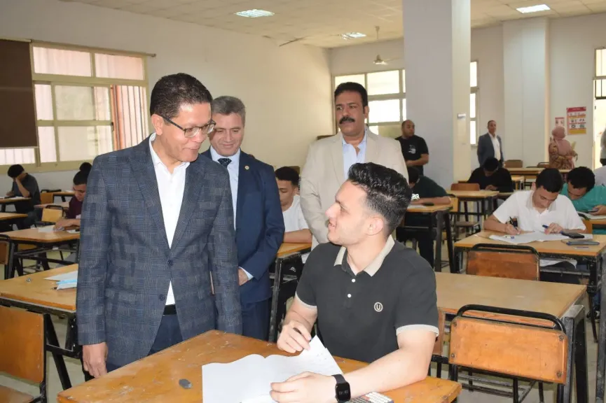 بين اللجان والطلاب.. رئيس جامعة بنها يتابع الإمتحانات ويؤكد توفير أفضل الأجواء