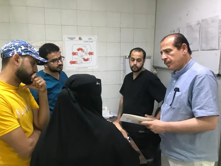 عاجل.. غياب أطباء وتأخر في التعامل مع المرضى.. جولة مفاجئة لنائب وزير الصحة تكشف الواقع