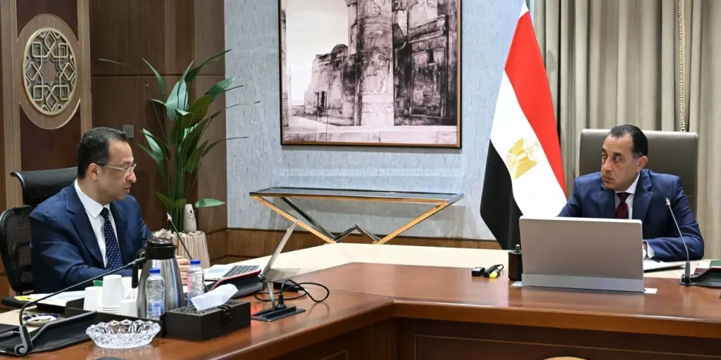 مستهدفات الحكومة لقطاع الاتصالات:  6 مليارات دولار تعهيد 15 مليون محمول و3 آلاف برج اتصالات جديد