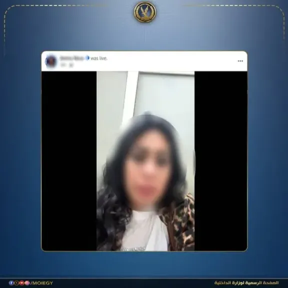 مذيعة 