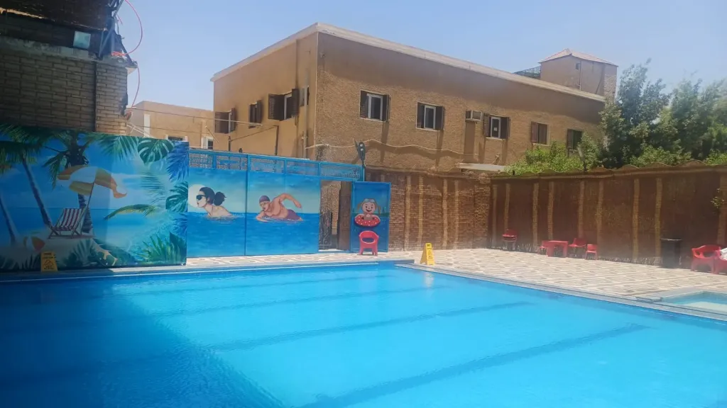 حفاظًا على سلامة المواطنين.. غلق وتشميع 3 حمامات سباحة غير مرخصة في نجع حمادي