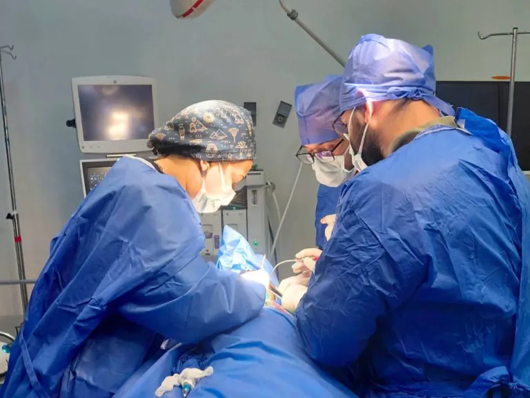 نجاح جراحة معقدة لإعادة بناء الفكين واستعادة التناسق الوظيفي والجمالي بمستشفى مبرة المعادي