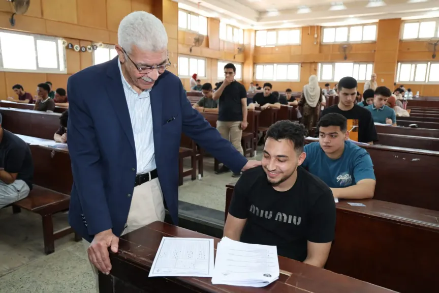 رئيس جامعة المنوفية يتفقد لجان امتحانات الفصل الدراسي الثاني بكلية الطب