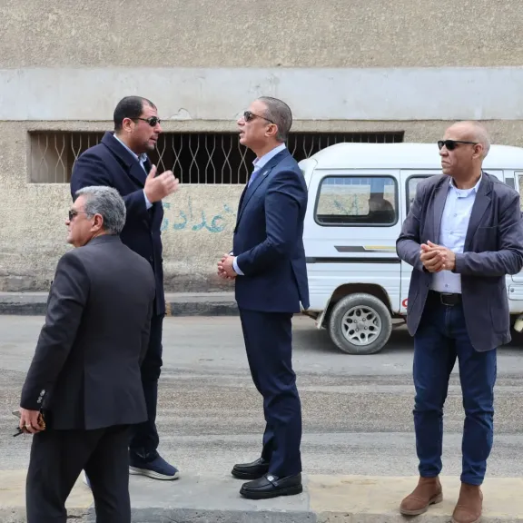 استبعاد مسؤول الإشغالات بحي جنوب الجيزة خلال جولة مفاجئة للمحافظ.. وغلق 3 مقاهٍ ومحل عصير وإزالة كشك مخالف