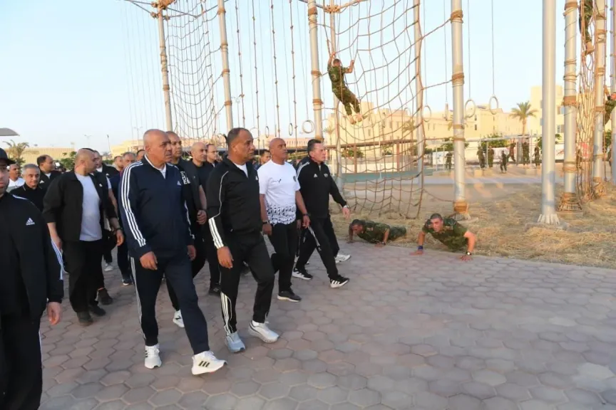 وزير الدفاع يرافقه عدد من الوزراء يتفقدون منظومة الإعداد والتأهيل لطلبة الكليات العسكرية والدورات المدنية بالأكاديمية العسكرية المصرية