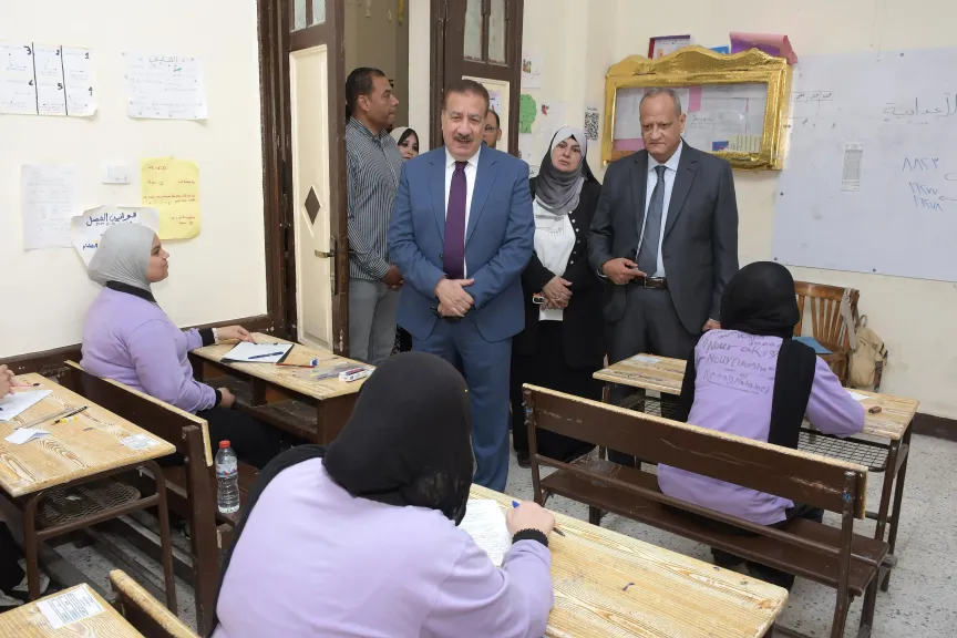 محافظ بورسعيد يتابع انتظام امتحانات الشهادة الإعدادية ويطمئن على الطلاب داخل اللجان