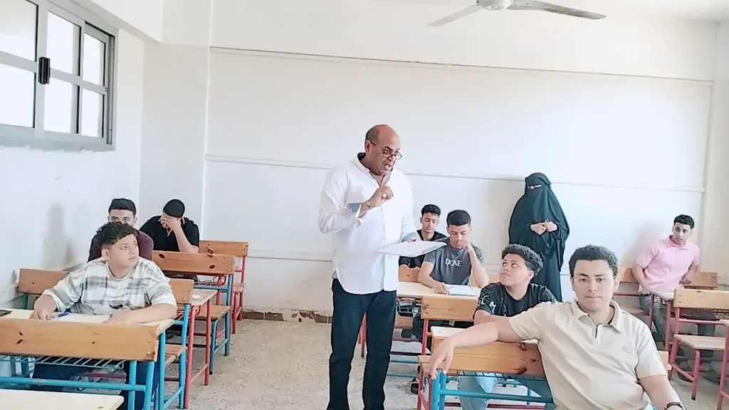 الرشيدي يتفقد لجان امتحانات الفصل الدراسي الثاني للشهادة الإعدادية بالمنصورة