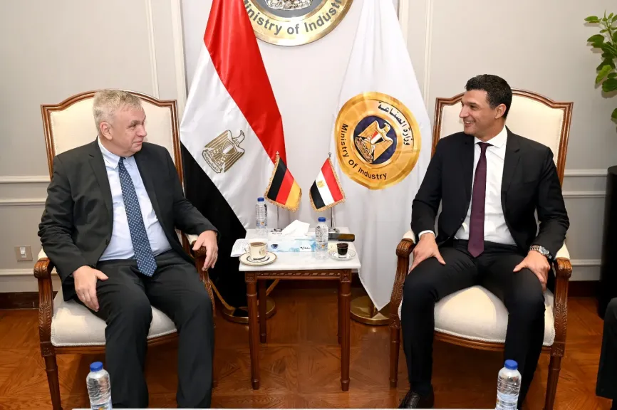منها الآلات والسيارات ومكوناتها .. وزير الصناعة يبحث مع سفير ألمانيا لدى مصر سبل تعزيز التعاون الصناعي بين البلدين