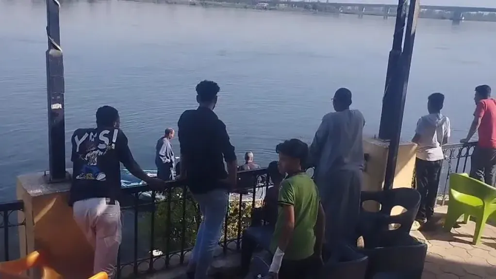 أسرته منهارة على الشاطيء.. البحث عن جثمان طالب إعدادي غرق خلال الاستحمام داخل النيل في قنا